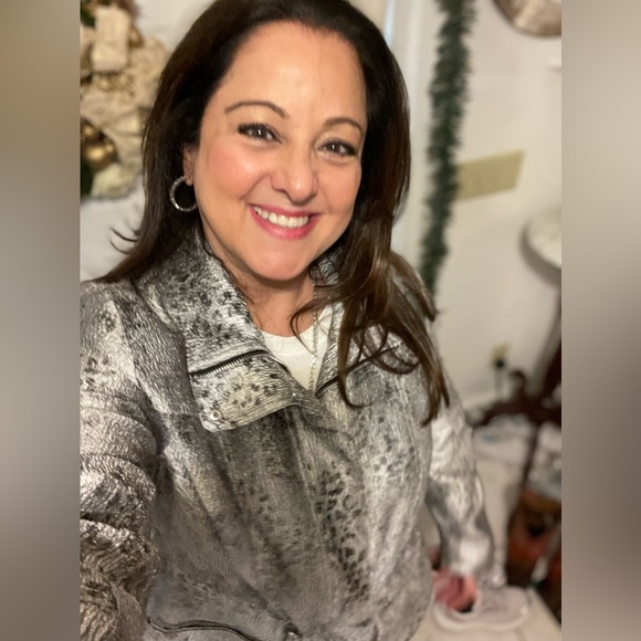 BERNADETTE😊 🎊POSH AMBASSADOR🎊 Here to help you! Any questions just reach out - Picture 3 of 12